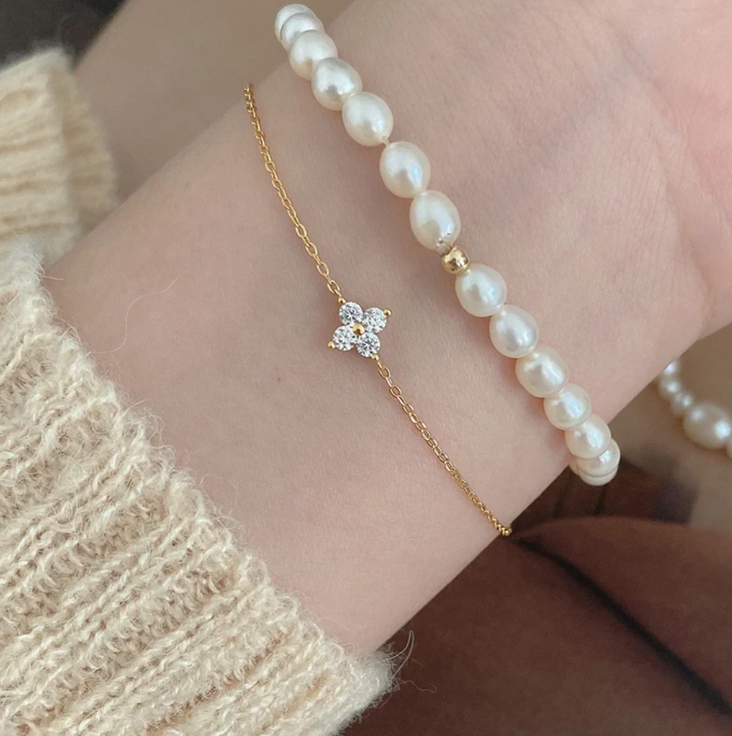 Gold-Plated Bracelet in the Shape of a Small Flower with Zirconia Accents