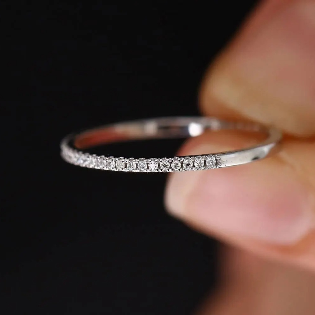 Fine adjustable 925 silver ring with beautiful zirconias