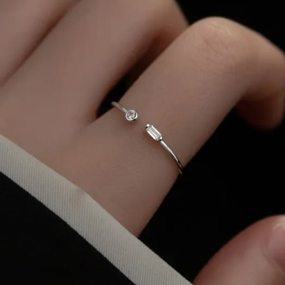 Adjustable 925 silver ring with 2 beautiful zirconias