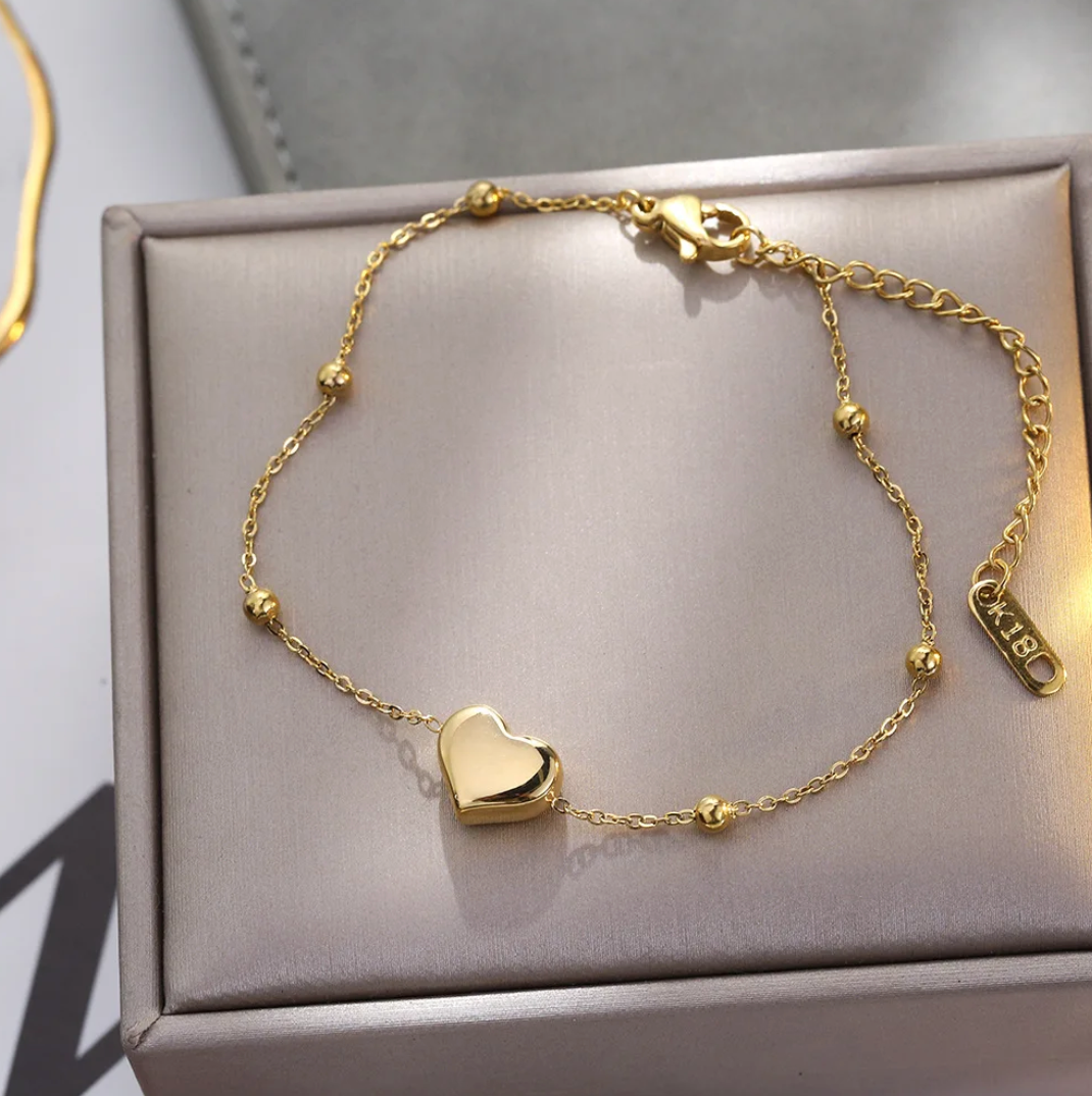 Gold-Plated Bracelet with a Heart Charm and Pearls