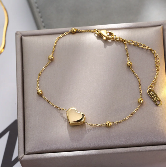 Gold-Plated Bracelet with a Heart Charm and Pearls