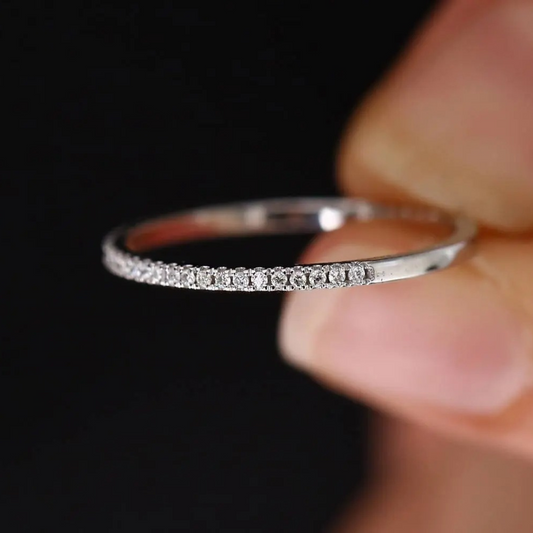 Fine adjustable 925 silver ring with beautiful zirconias