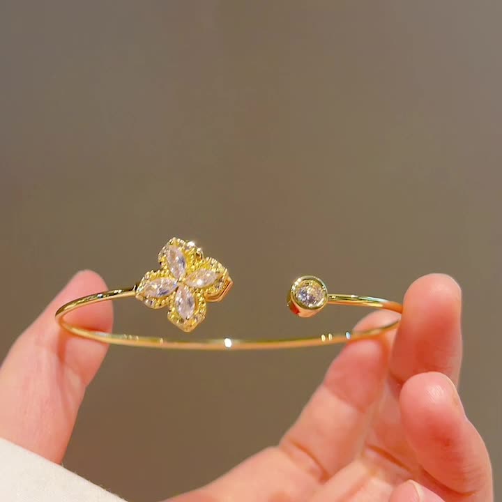 Spinning bright petal bracelet