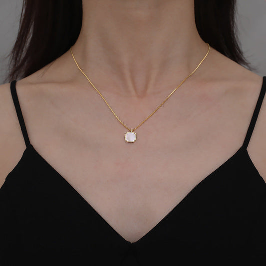 Sophie pearl necklace with golden chain