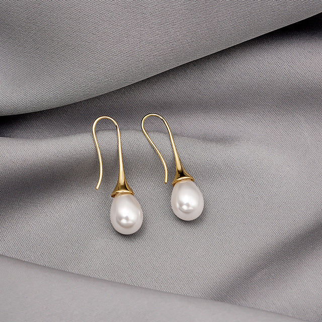 Hanging pearl earrings