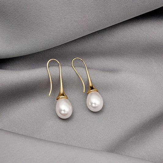Hanging pearl earrings