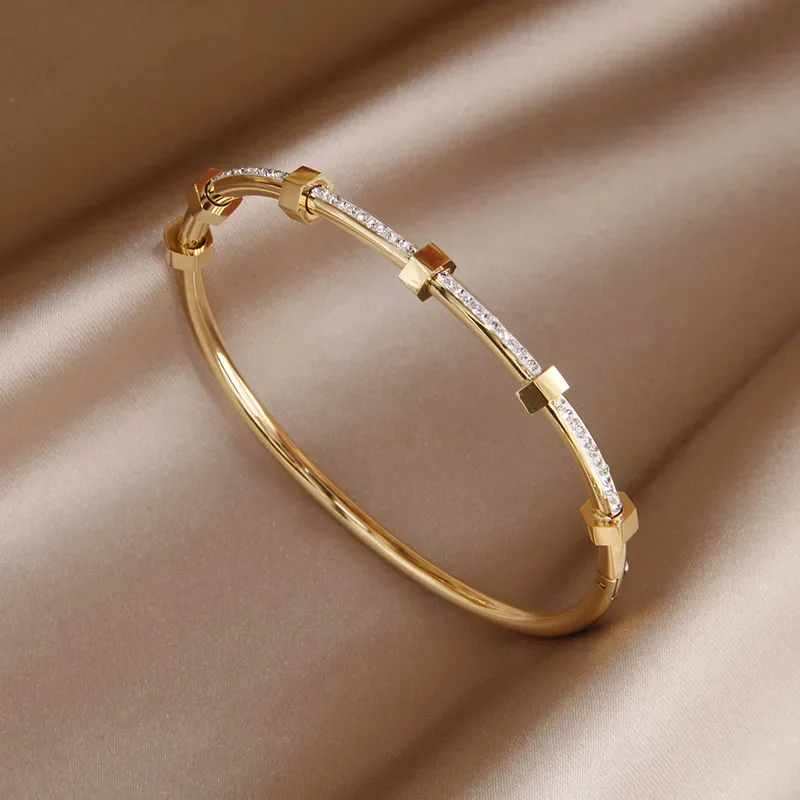 Maria - Bright Gold-Tone Bracelet with Gold-Tone Plating and Moissanite Cover